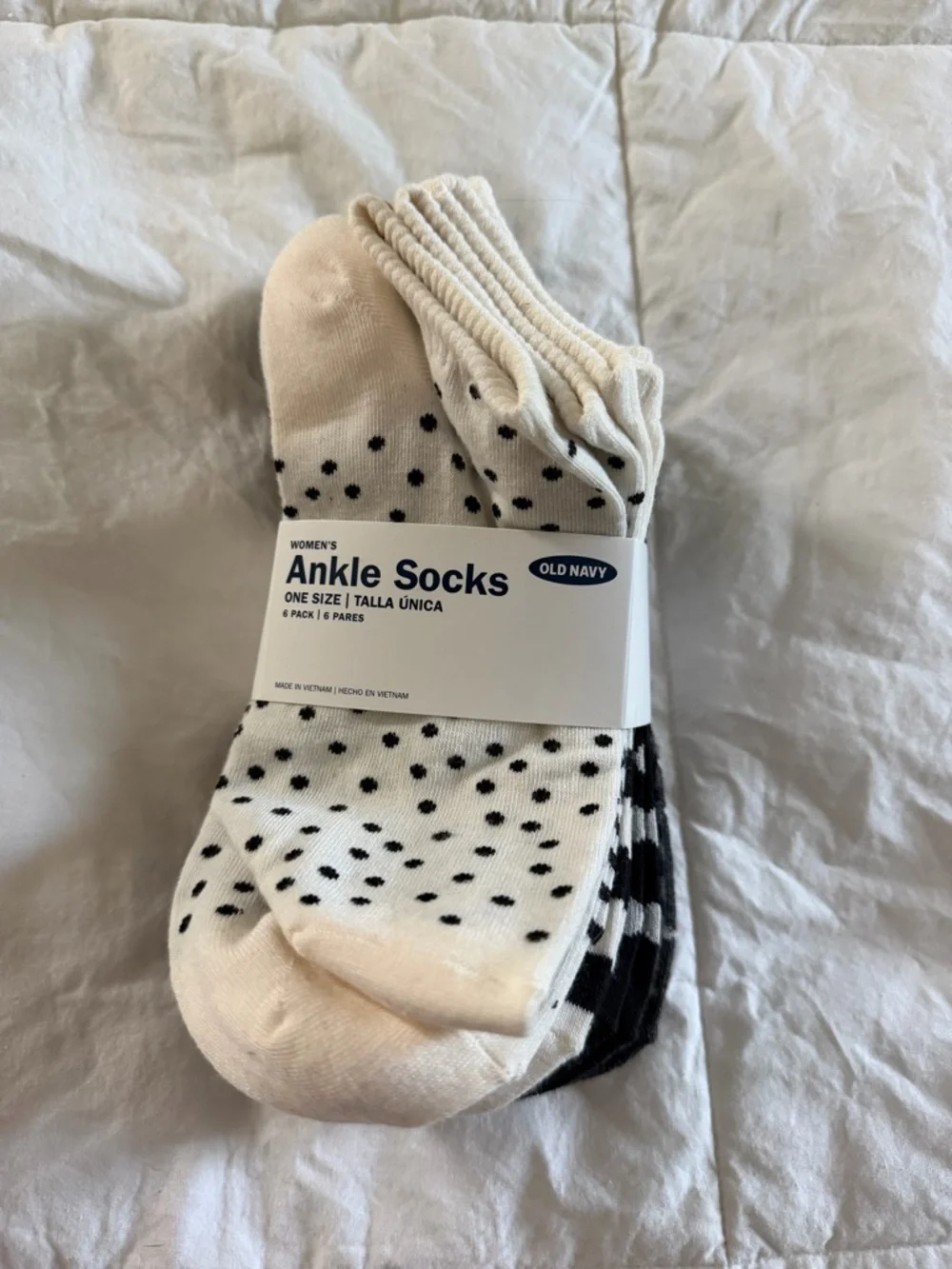 Old Navy Cream and Black Ankle Socks - 6 Pack